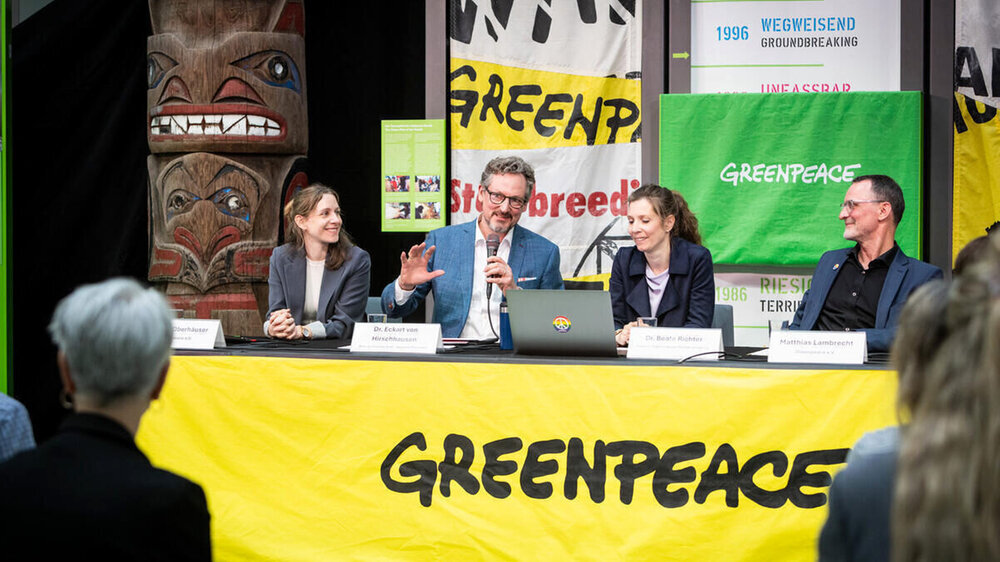 GP0SU5AMY Greenpeace holds a press conference with Eckart von Hirschhausen (Healthy Earth - Healthy People Foundation), and the German Alliance for Non-Communicable Diseases (DANK) on the costs and consequences of food production and consumption for the environment and health in Hamburg.
Greenpeace veranstaltet eine Pressekonferenz mit Eckart von Hirschhausen (Stiftung Gesunde Erde - Gesunde Menschen), der Deutschen Allianz für Nichtübertragbare Krankheiten (DANK) zu den Folgen und Kosten von Lebensmittelproduktion und -konsum für Umwelt und Gesundheit.