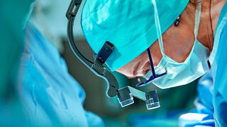 Chirurgin mit OP-Brille