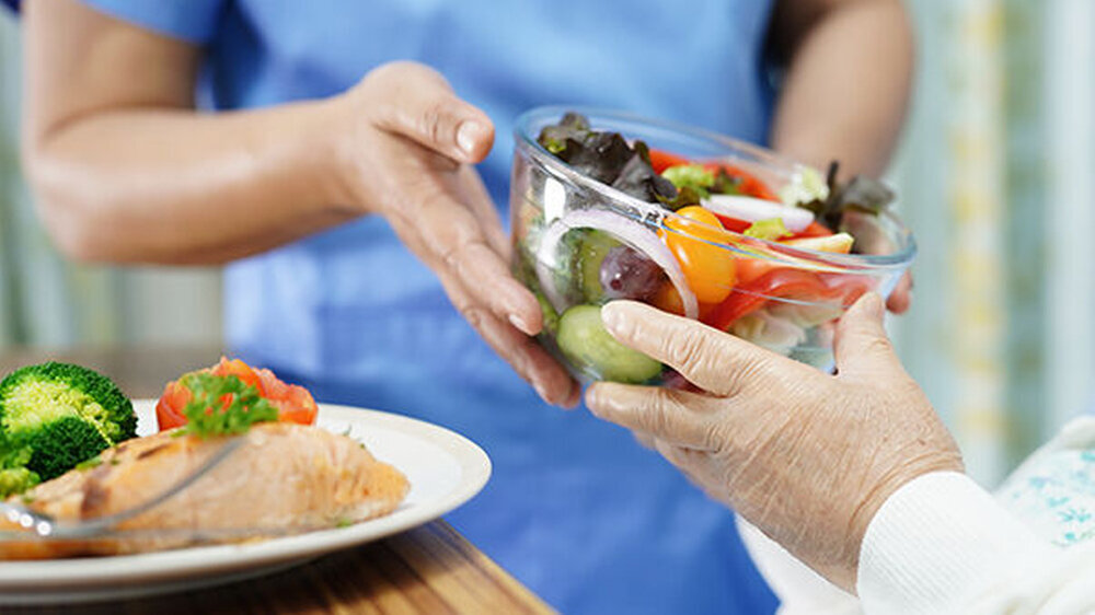 Die wichtigsten Risikofaktoren für ungesunde Ernährung bei deutschen Erwachsenen ab 65 Jahren sind wenig körperliche Aktivität, männliches Geschlecht, ein niedrigeres Bildungsniveau und ein erhöhter Alkoholkonsum.