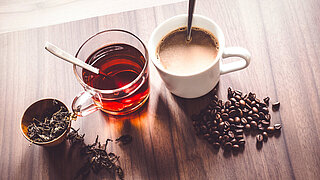 Kaffee und Tee in Tassen.