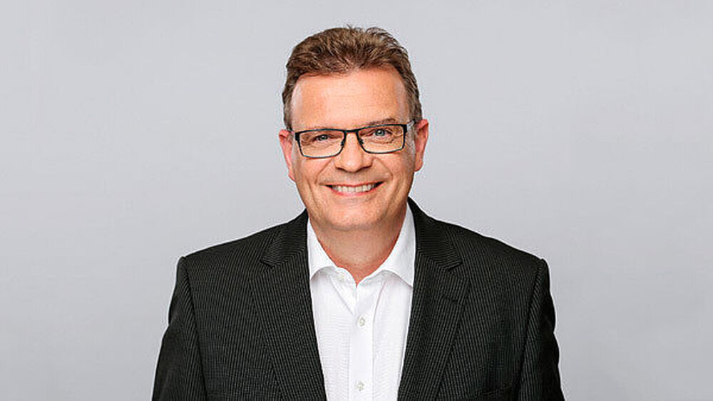 "Ja, die Klick-Wege sind klar, die Sprache ist einfach. Aber bei der wichtigsten Frage, bei wem ich mich da eigentlich unter den Bohrer lege, wird geschwurbelt." Prof. Dr. Christoph Benz, Vizepräsident der Bundeszahnärztekammer "Ja, die Klick-Wege sind klar, die Sprache ist einfach. Aber bei der wichtigsten Frage, bei wem ich mich da eigentlich unter den Bohrer lege, wird geschwurbelt." Prof. Dr. Christoph Benz, Vizepräsident der Bundeszahnärztekammer