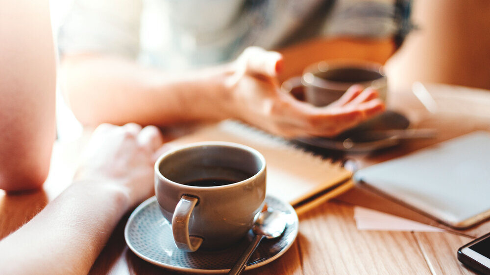 Zwei Personen beim Kaffeetrinken