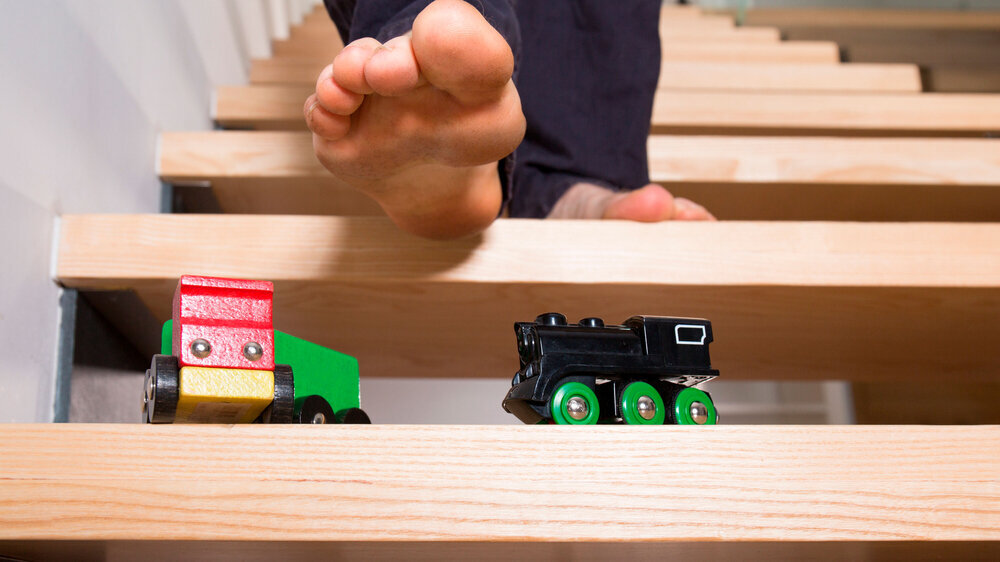 "Das Beschreiten der Treppe ins Homeoffice diente nach den verbindlichen Feststellungen der Vorinstanz allein der erstmaligen Arbeitsaufnahme und ist deshalb als Verrichtung im Interesse des Arbeitgebers als Betriebsweg versichert", heißt es wörtlich in