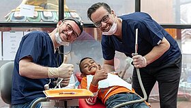Im zahnmedizinischen Hilfseinsatz mit Global Dental Relief in Nepal.