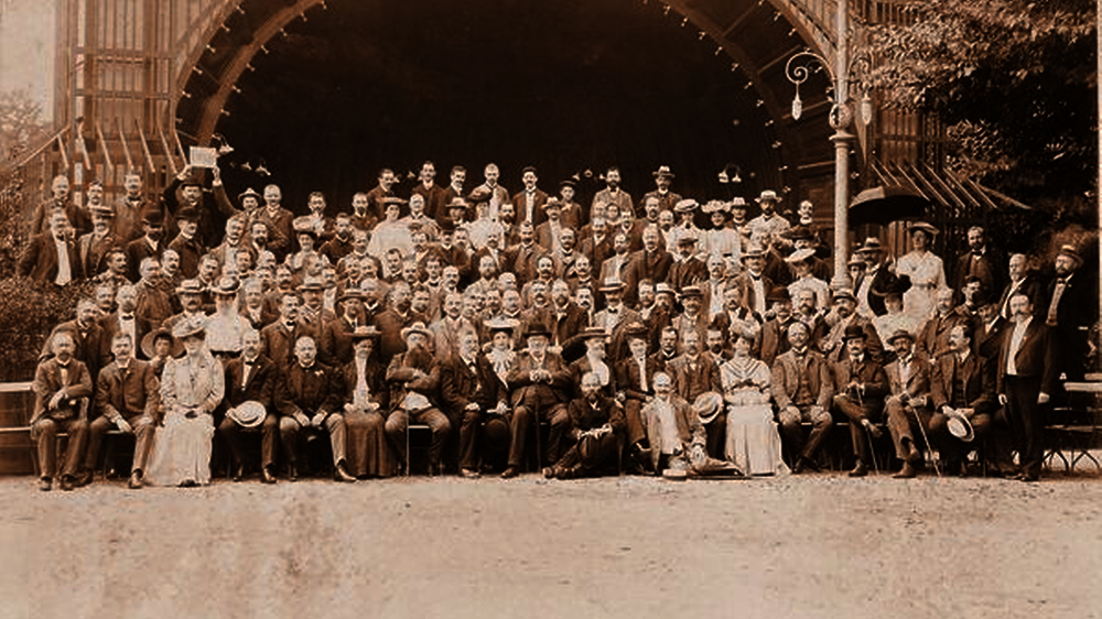 Das historische Gruppenbild entstand auf der 45. Jahrestagung des Centralvereins Deutscher Zahnärzte in Dresden, die vom 4. bis zum 6. August 1906 stattfand. Der Centralverein ist der Vorläufer der Deutschen Gesellschaft für Zahn-, Mund- und Kieferheil