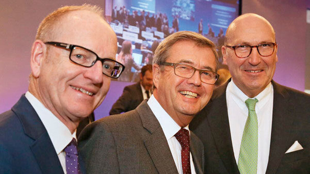 Der Vorstand der KZBV erhielt von den Delegierten für seine Politik große Zustimmung: Dr. Wolfgang Eßer (m.) mit seinen Stellvertretern ZA Martin Hendges (l.) und Dr. Karl-Georg Pochhammer.