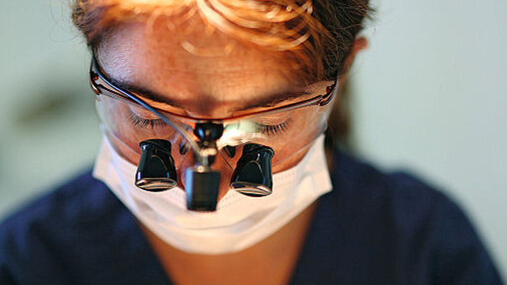 Dem Zahnarzt als Betroffenen droht aufgrund des Gesichtsfelddefekts und dem daraus folgenden Visusverlust die Berufsunfähigkeit. |