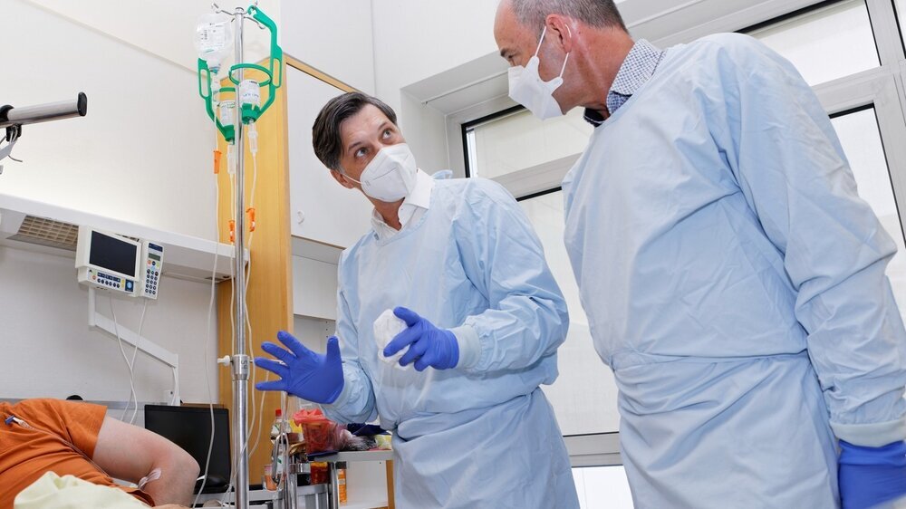 Ärzte bei der Visite im Krankenhaus Ärzte bei der Visite im Krankenhaus