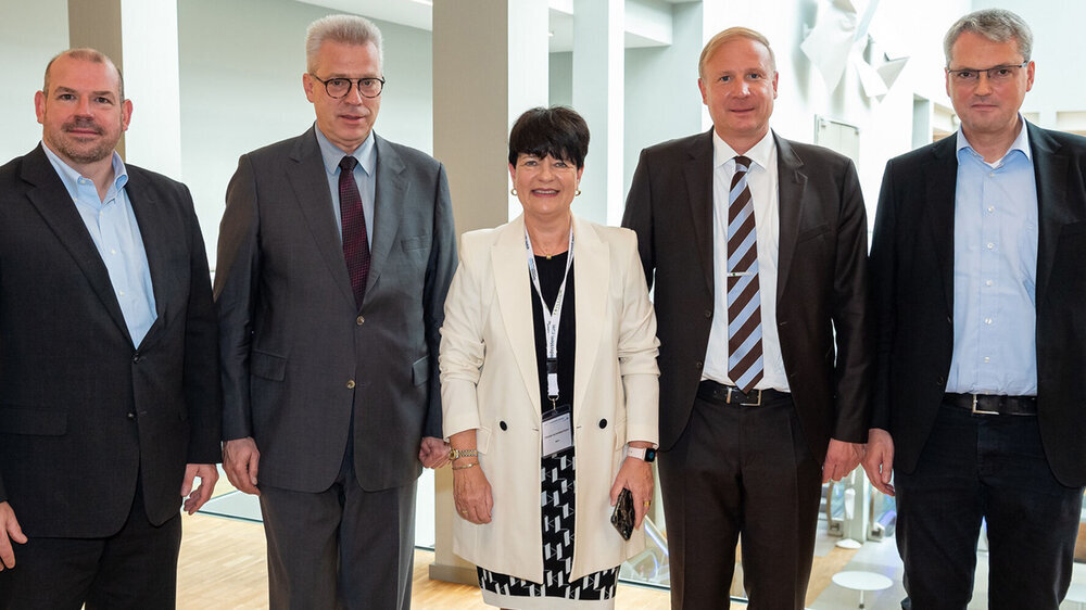 Von links nach rechts: RA Stephan Gierthmühlen, Geschäftsführer des Berufsverbandes der Deutschen Kieferorthopäden und Fachanwalt für Medizinrecht, Dr. Hans-Jürgen Köning, 1. Bundesvorsitzender des Berufsverbandes der Kieferorthopäden, Christine A