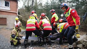 Dental EMT beim Training eines Erdbebenszenarios der ISAR Organisation.