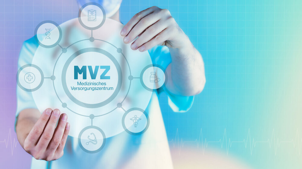 MVZ (Medizinisches Versorgungszentrum). Medizin in der Zukunft. Arzt hält virtuelles Interface mit Text und Icons im Kreis. MVZ
