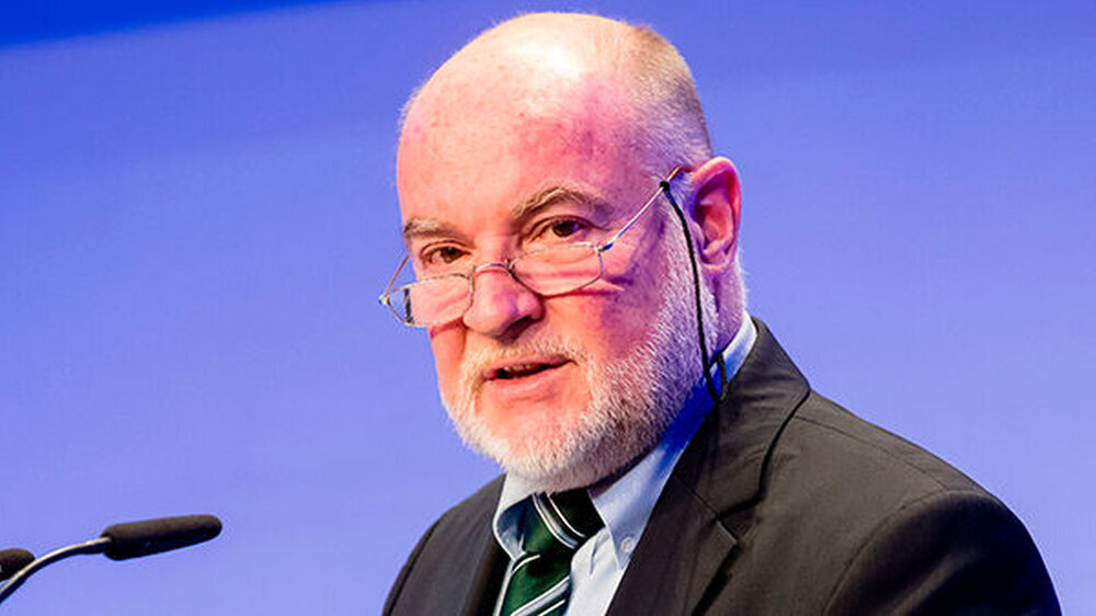 Der Kammerpräsident bei der Laudatio für die beiden Preisträger.