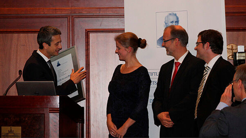 Timmy Klebb, Vorstandsvorsitzender der Deutschen Ärzteversicherung, übergibt die Urkunden zum Hufeland-Preis 2013 an Annika Gottschling-Lang (Hannover), Prof. Wolfgang Hoffmann und Dr. Marco Franze (beide Greifswald, v.l.n.r.).