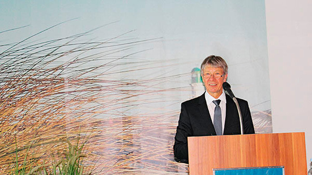 Prof. Dr. Dietmar Oesterreich ist zugleich Präsident der Zahnärztekammer Mecklenburg-Vorpommern und Vizepräsident der Bundeszahnärztekammer.\r\n\r\n