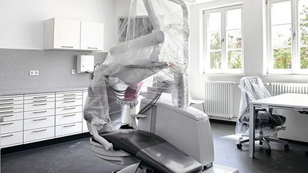 Noch ist der Behandlungsplatz eingeschweißt. Ab Mitte September können hier Röntgenbilder direkt am Platz aufgerufen werden. Die an den Einheiten angebrachten Bildschirme sollen den Unterricht der ausbildenden Zahnärzte verbessern.
