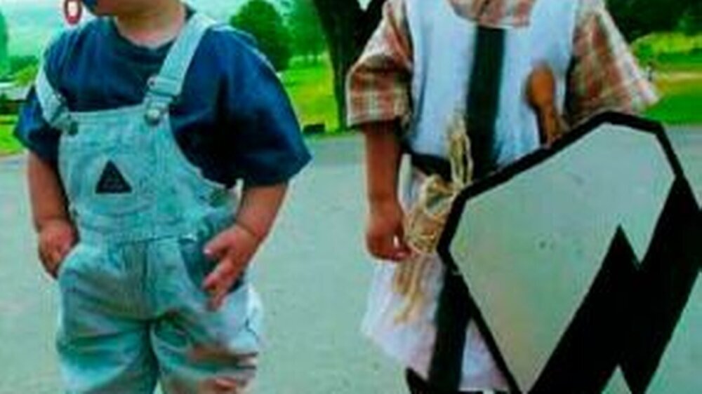 Max, 6 Jahre alt, leidet an Wachstumshormonmangel, neben seinem zweijährigen Bruder Felix.