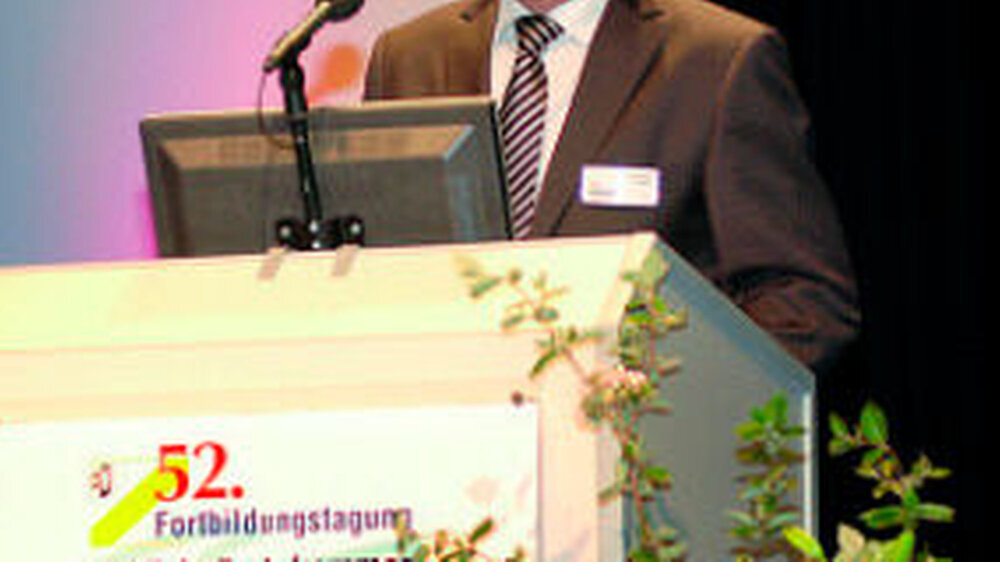 "Das Motto unserer Tagung - Erhalten oder ersetzen - würde sicherlich auch auf den einen oder anderen Politiker zutreffen", meinte der Kammerpräsident Dr. Ulrich Rubehn, anlässlich seiner Eröffnungsrede.