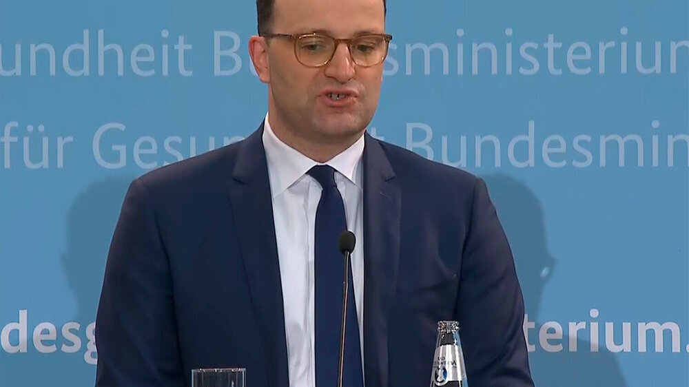 "Die Entscheidung heute ist eine reine Vorsichtmaßnahme", betonte Bundesgesundheitsminister Jens Spahn vor der Presse. "Das ist für mich eine fachliche Entscheidung, keine politische", ergänzte er. "Daher folge ich der Einschätzung des PEI."