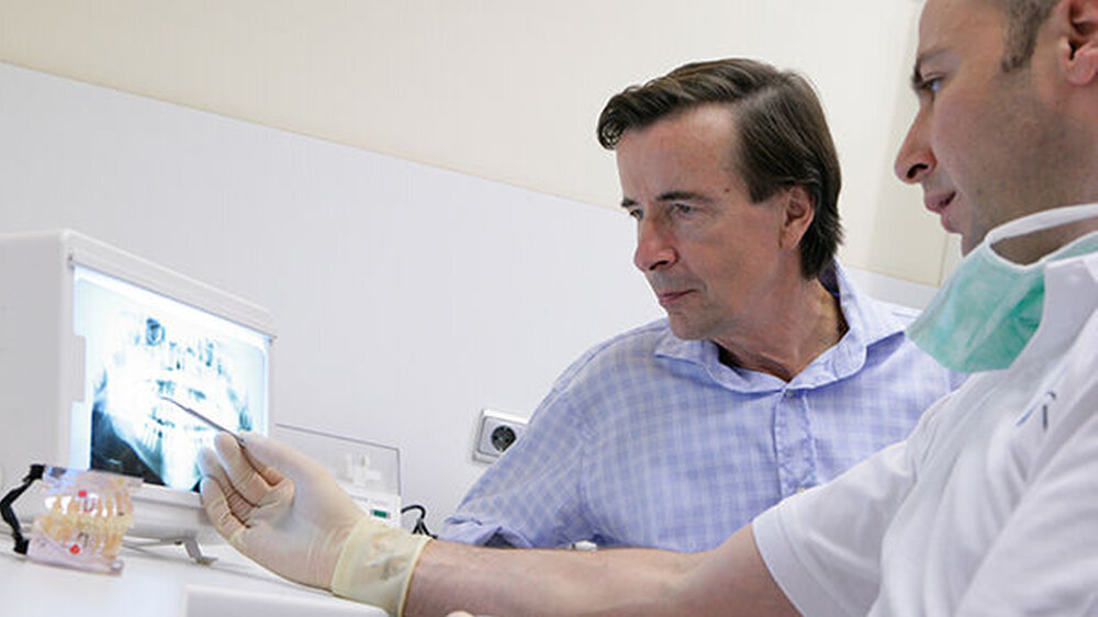 Auch ein gut eingestellter Diabetes-Patient, der seine Erkrankung unter Kontrolle hat und auf eine gute Mundhygiene achtet, kann heute Zahnimplantate bekommen - dank personalisierter Implantologie, die bereits bei der Auswahl des Implantatsystems und bei