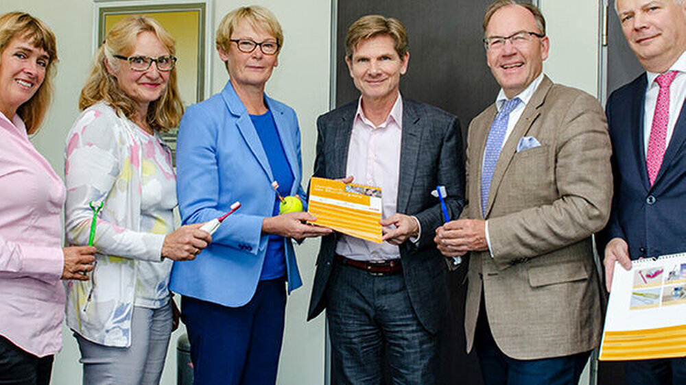 Zusammen mit Sozialminister Dr. Heiner Garg und dem stellvertretenden KZV-Vorsitzenden Peter Oleownik stellte die Kammer die Inhalte gestern vor. „Der Erhalt der Zahngesundheit ist ein wichtiger Faktor für die Gesundheit und das Wohlbefinden insgesamt.