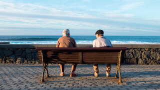 Alte Männer schauen aufs Meer