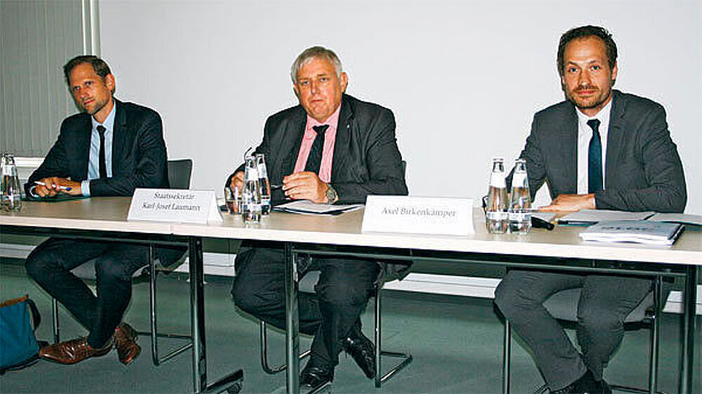 Thorben Krumwiede, Karl-Josef Laumann und UPD-Pressesprecher Axel Birkenkämper am 23. Juni auf der Pressekonferenz in Berlin. Mit dem Monitor will die UPD auf Missstände im Gesundheitswesen hinweisen, er soll ein „Seismograf für Probleme“ sein, keine repräsentative Erhebung, wie Krumwiede betonte. Denn wer sich an die juristischen oder medizinischen Fachberater der UPD wendet, tue dies meist nicht als zufriedener Patient, sondern weil ein Problem besteht. Dieses Problem werde aus Sicht der Ratsuchenden subjektiv geschildert und auch so erfasst.
