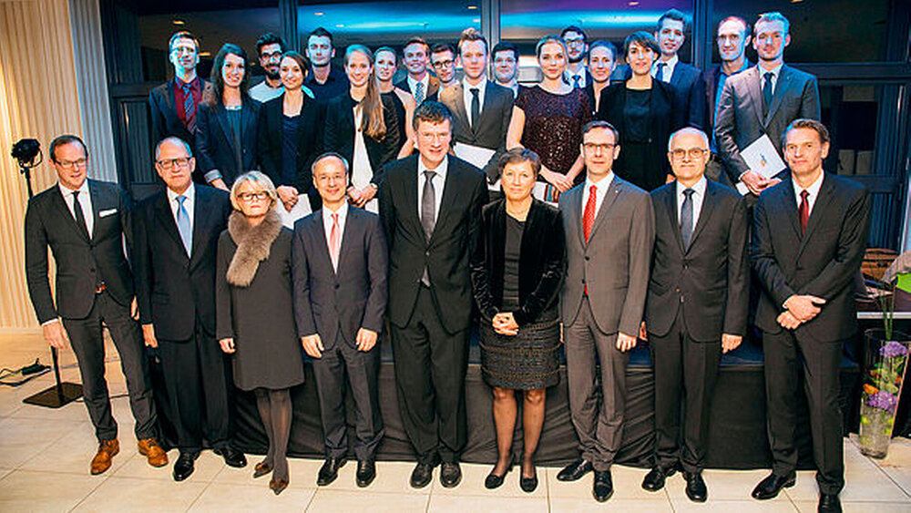 Wettbewerber, Jury und Repräsentanten (vordere Reihe) des Dentsply-Sirona-Förderpreises. |