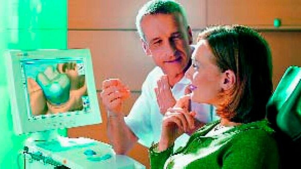 Mit einer kompetenten Beratung über die Kassen unterstützt der Zahnarzt die Patienten schon im Vorfeld.