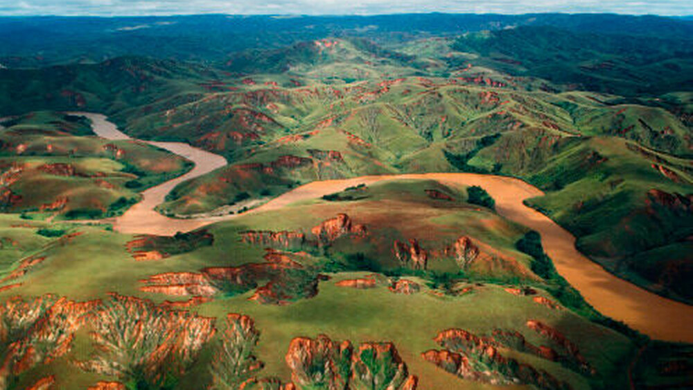 Die Schönheit der madagassischen Landschaft ist einzigartig. Das zentrale Hochland wird von Graniten und Gneisen aufgebaut. Durch eine lange isolierte Entwicklung ist eine sehr eigenständige Natur entstanden. | Die Schönheit der madagassischen Landschaft ist einzigartig. Das zentrale Hochland wird von Graniten und Gneisen aufgebaut. Durch eine lange isolierte Entwicklung ist eine sehr eigenständige Natur entstanden. |
