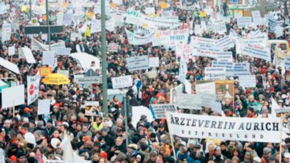 Keine „Halbgötter in Weiß“: Ärzteproteste – wie im Januar 2006 in Berlin – präsentieren der Gesellschaft heute ein ganz anderes berufliches Selbstverständnis von Ärzten und Zahnärzten. Es geht um gesellschaftliche Verantwortung – gegen ei
