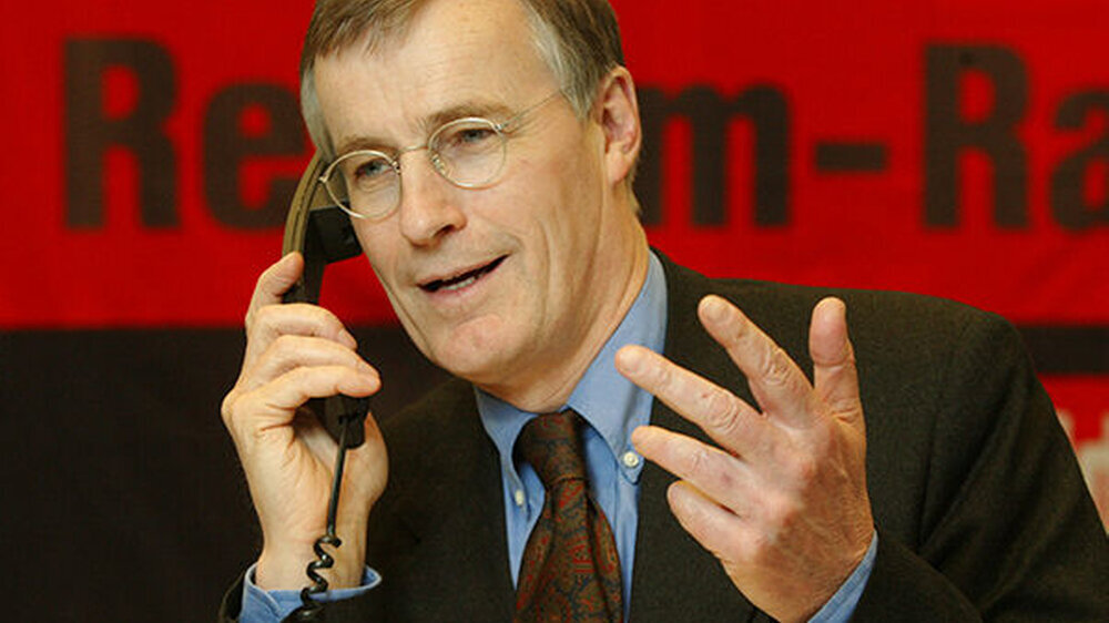 Der Experte für Öffentlichkeitsarbeit: Bei einer Telefonaktion einer großen Zeitung im Dialog mit Politik und Bürgern.