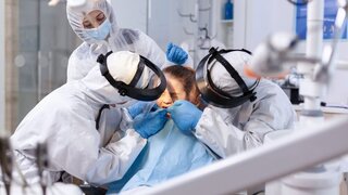 Kind mit Zahnschmerzen in der Zahnarztpraxis