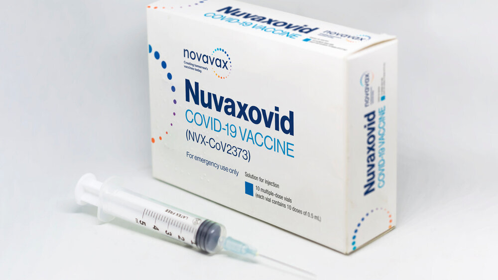 Nuvaxovid (auch: NVX-CoV2373) ist ein sogenannter Proteinimpfstoff. Die STIKO empfiehlt das seit dem 20. Dezember 2021 in der EU zugelassene Vakzin zur Grundimmunisierung von Personen ab 18 Jahren.