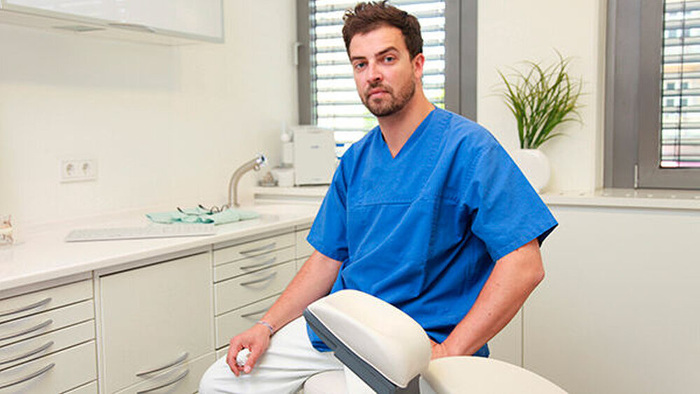 Zahnarzt Ingmar Dobberstein arbeitet in der elterlichen Praxis in Berlin, die er demnächst mit einer Kollegin übernehmen will. |