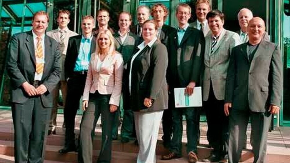 Abbildung 1: Referenten der DGCZ-Jahrestagung 2006: Prof. Kordaß (links außen), Dr. Reiss, Vors. DGCZ (rechts außen), Dr. Wiedhahn, Vors. ISCD (2. von rechts), PD Dr. Bindl (5. von rechts), nicht im Bild: Prof. Kern und Prof. Mehl