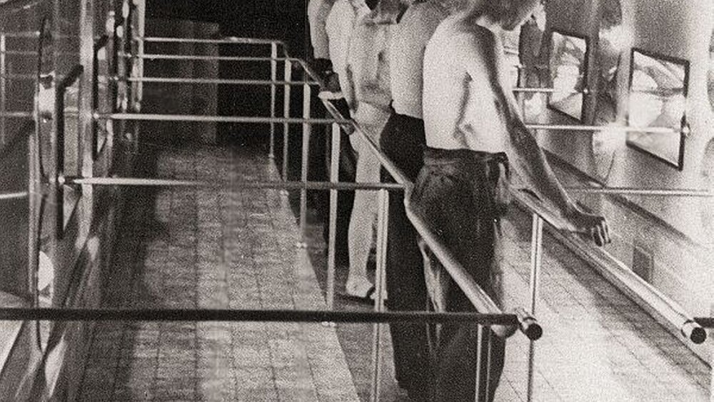 Mit Bestrahlungsanlagen wie dieser in der Zeche Sälzer-Amalie, Essen (1938), versuchte man, den Lichtmangel der Bergleute auszugleichen. |