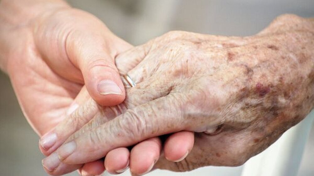 Die Begleitung eines schwer erkrankten, sterbenden Patienten führt Ärzte in einen Gewissenskonflikt: Erwächst aus dem „Beistand leisten“ eine Verpflichtung zur Beihilfe beim Suizid?