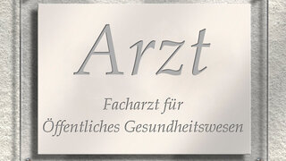 Schild: Arzt für öffentliches Gesundheitswesen