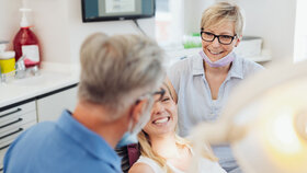 Zahnarztpraxis Team ZFA Behandlung