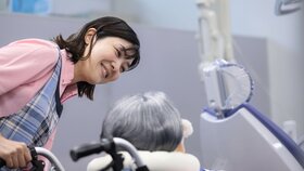 ZFA mit Patientin im Rollstuhl