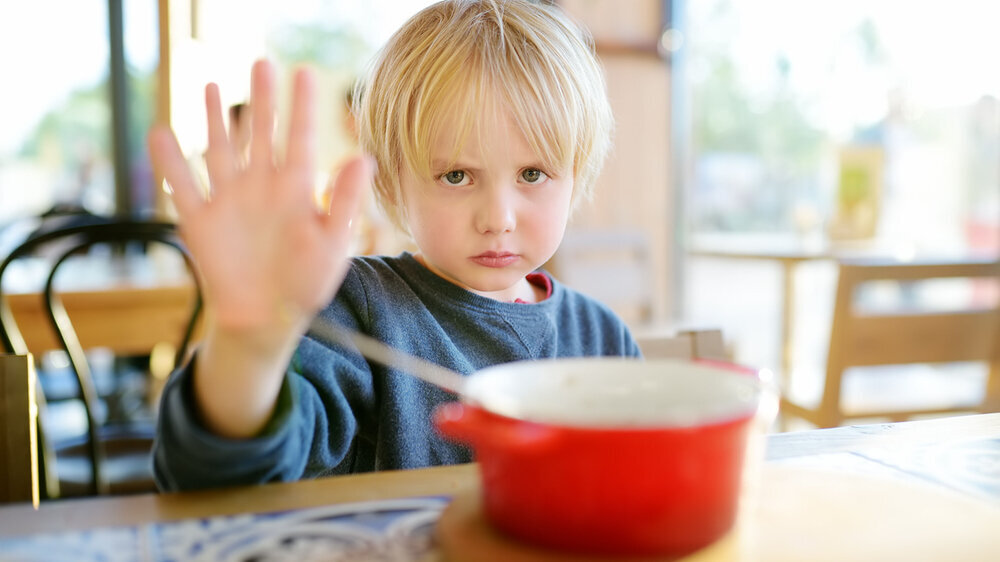 Kind verweigert ungesundes Essen Kind verweigert ungesundes Essen
