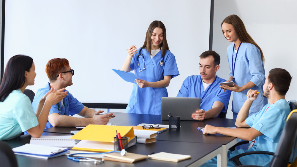 Gruppe Medizinstudierender im Seminarraum