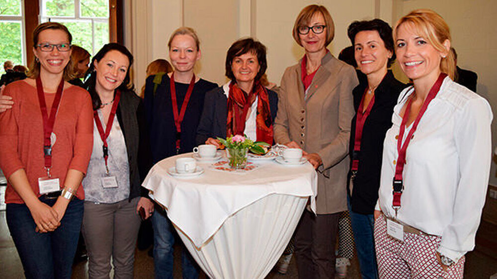 Die Zahntechnikerinnen zusammen mit Dr. Ingrid Peroz (Dritte von rechts).