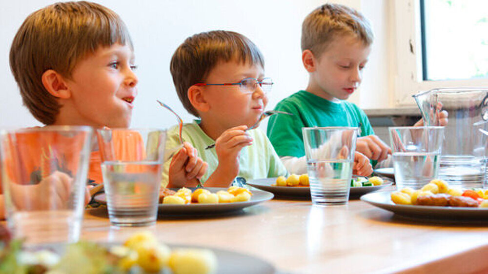 Ein gesundes Frühstück macht fit für den Tag. Viele Kinder gehen allerdings mit leerem Magen aus dem Haus. Hier müssen Kita und Schule ran, fordern Experten.