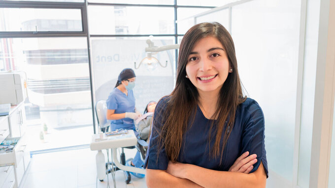 junge syrische Zahnärztin in der Zahnarztpraxis