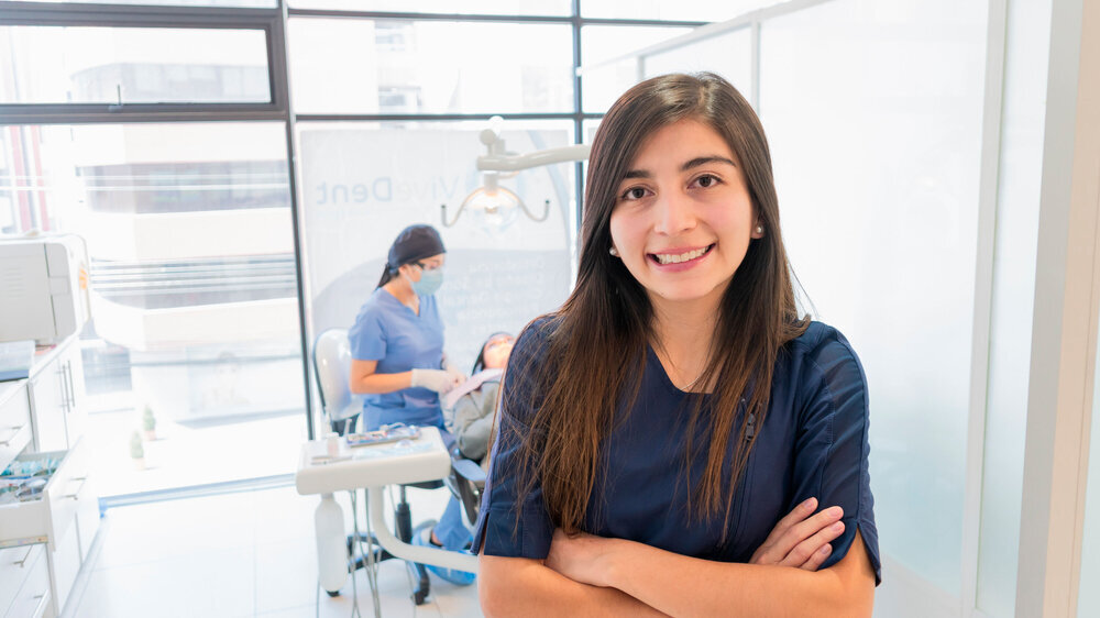 junge syrische Zahnärztin in der Zahnarztpraxis