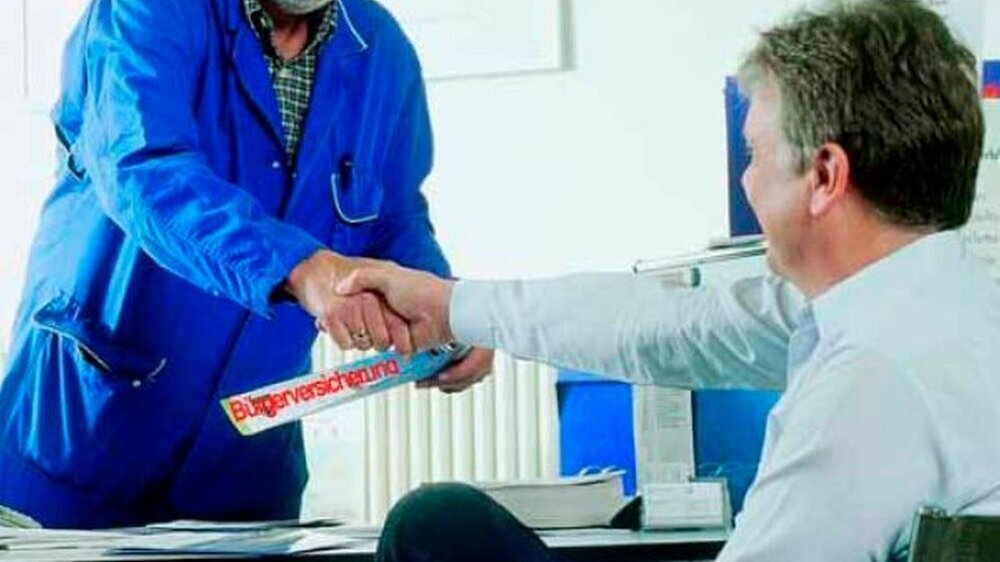 Sympathiewerbung für die Bürgerversicherung? Wer vorschnell die Hand reicht, läuft schnell Gefahr, über den Tisch gezogen zu werden.