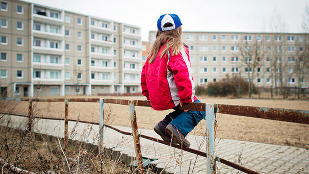 Rund 2,5 Millionen Kinder und Jugendliche in Deutschland sind einem Armutsrisiko ausgesetzt. Sie haben häufiger einen mittelmäßigen oder einen schlechten allgemeinen Gesundheitszustand als der Nachwuchs der Mittel- und der Oberschicht.
