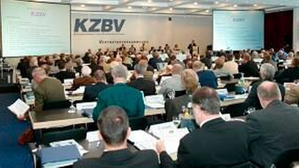 Das Gesundheitsmodernisierungsgesetz erzwingt für die KZVen auf Länder- und Bundesebene – hier die KZBV-Vertreterversammlung im November 2003 in Potsdam – neue Strukturen.