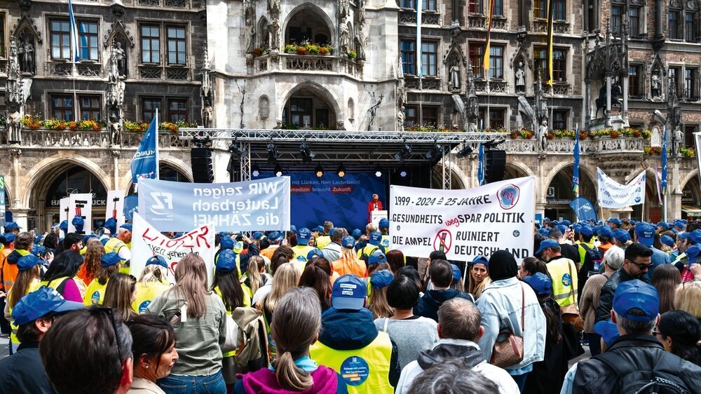 Kundgebung auf dem Protest der bayerischen Zahnärzte am 12. Juni 2024 in München. Kundgebung auf dem Protest der bayerischen Zahnärzte am 12. Juni 2024 in München.